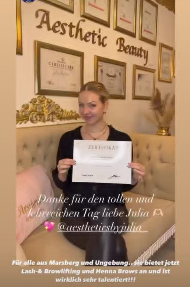 Schülerin nach erfolgreicher Ausbildung